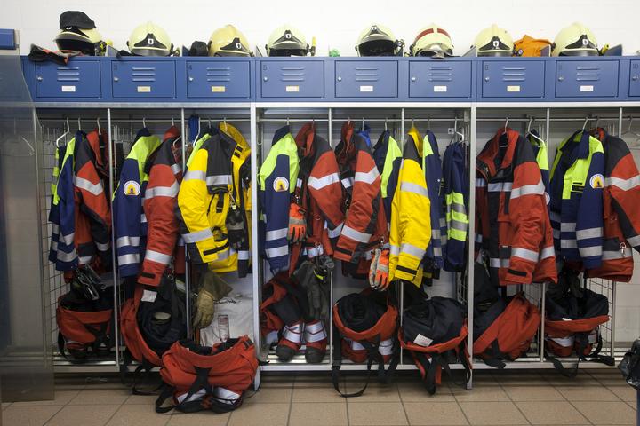 Bild einer Feuerwehrgarderobe mit Feuerwehrkleidung in Garderobenkästen