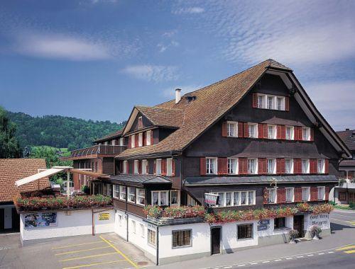 Wann das Hotel Kreuz entstanden ist, liegt im Dunkel der Geschichte verborgen. Doch steht fest, dass es die älteste Gaststätte von Malters ist. Erstmals wird es im Jahre 1350 im Zinsrodel des Gotteshauses zu Luzern mit folgender Eintragung indirekt urkundlich erwähnt: "Franz Lang ab sinem Huushofstatt, krut und baumgarten, badstuben, ist unden im dorf bim wissen Krütz."

1387 wird die Gaststätte wieder erwähnt. In einer Urkunde vom 15. April, in der 17 Bürder aus Malters im Namen der Amtsgenossen sich von den hudert Pfund jährlicher Steuern, vom übrigen Futterhaber und einem jährlichen zu entrichtenden Huhn loskaufen, steht unter den 17 Ausgeschossenen von Malters als letzter: Wernher, des wirtz zum wissen Krütz". Das Kreuz erscheint auch 1651 in der Abrechnung des Landvogtes Josef Amrhyn in den Umgeldeinnahmen: "Von dem wirth bei dem weissen Kreuz von 46 seumen wein 19 gulden 6 schiling 4 angster". Im Jahre 1682 ist das Kreuzwirtshaus auch im Jahrzeitbuch von Malters nachgewiesen: "Es ist zu wissen, dass der ersam und bescheyden mann Balthasar Bannwart, der gastgeber im weissen Kreuz ist."

Interessante Einblicke in die Geschichte des Hotels Kreuz gewähren auch die Kaufs- und Gültprotokolle im Gemeindearchiv Malters. So lesen wir unterm 18. März 1706:
"Jost Martey Bannwart lost würthigen sein Würtschaft zum Wisen Krütz genampt mit samt dem krudt und baumgarten, und ein stückh waldt im Sitenbärg und das zwingrächt einkuo uff den schachen zuo thriben und mit sampt Allem husrath was der zuo ghöret mit allen rechten und gerächtigkeiten ihm kilchgang und im dorff Malters gelägen und der husrath wie volget allso Erstlich 10 aufgerüstten gast beth drey kupffer häffen und 4 Ehrne Häffen und 4 brath pfannen und Sonsten pfannen und 2 Rost ein brath Spiess ein Milch kesselj 2 dreifuos und der glichen gschirr in der kuchey und zeinig gschirr 40 gros bladten und 60 kleine blätheli und zeinig däller und mäslig kannen und halbmäslig kannen und holtz bühesein giesfas und handt beckhey und 9 disch und allenthalb stüöl genug und gewicht und mas im Käller was derglichen sachen zuo der würtschafft gehöret im Dorff Malters gelägen. Jahus und baum und krut gardten stost an die landstras und an des Meister Hans Stadlers krudtgardten An Meister Lux Banwart Madten die ihnen Mettlen genampt und an kilchgass gägen der Emmen usen.
Durch die Ehrsamen und bescheden UnderVogt Hans schmidli und Wacht Meister Niclaus schurtenbärger gewürdiget das zuo samen Umb 3200 gl der zeidt wohll wärt zuo sein geschatzet worden ist.
Geschehen den 18 tag Metzen Anno 1706 Jahrs."