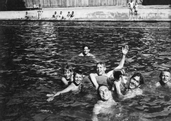 Badi Sand mit männlichen Besuchern, 1937. Fotograf unbekannt (Stadtarchiv, F 01.145b).