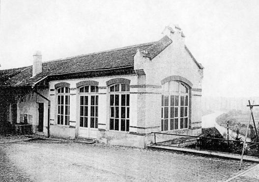 Die Orangerie hinter dem Schloss wurde 1929 abgerissen, stattdessen wurde das heutige Hinterhaus gebaut.