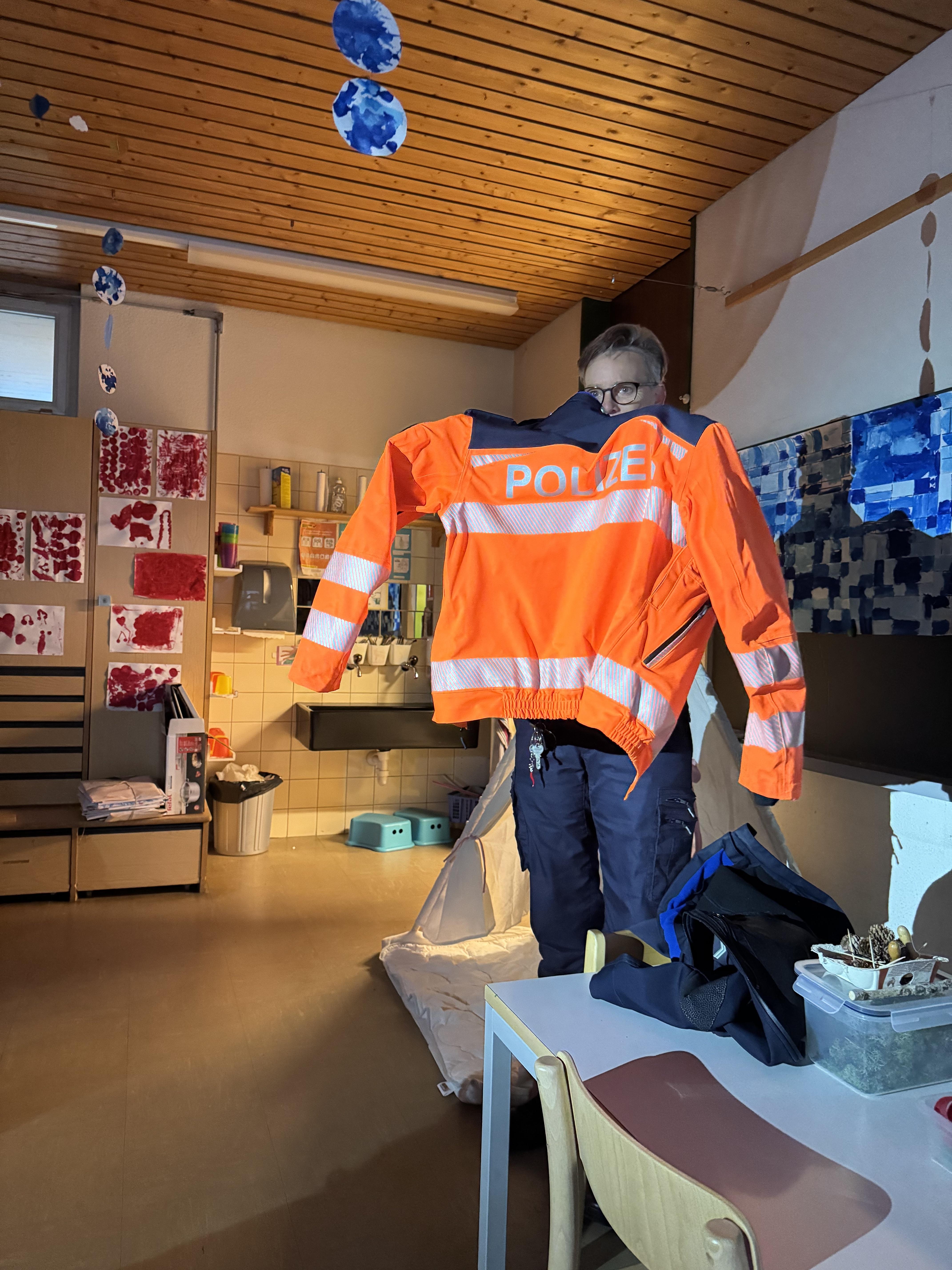 Polizistin im KG