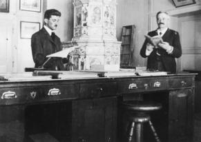 Stadtarchivar Michael Valèr mit einem Archiv-Besucher, 1921.