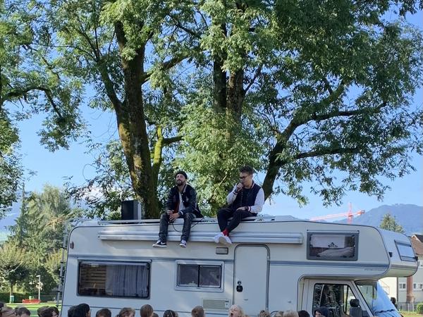 Die beiden bereisen als Duo Blay mit einem alten Wohnmobil die ganze Schweiz. 