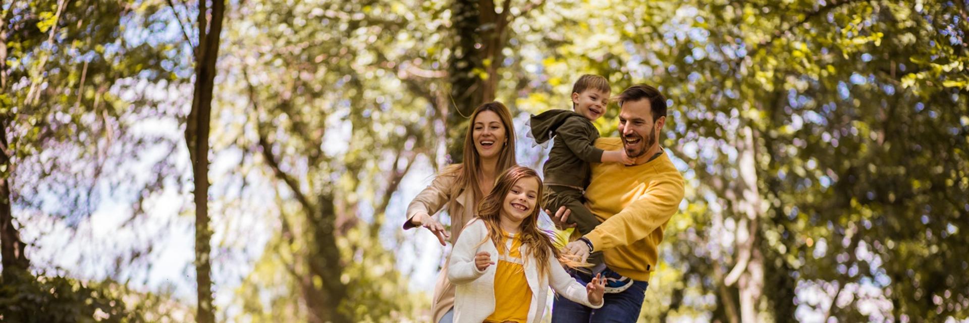 Familie im Wald