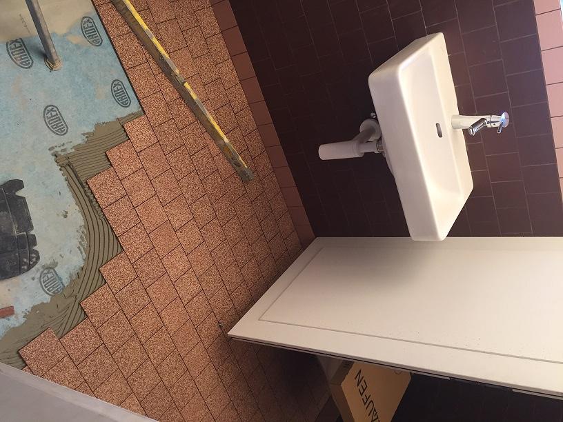Das Lavabo ist montiert und die Fliesen sind gelegt...