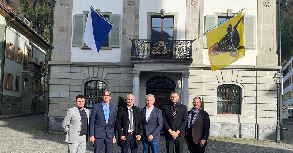 Die Vertreter des Gemeinderats Zürich und der Urner Ratsleitung beim Gruppenbild vor dem Rathaus: (von links) Nino Arnold, Christian Traber, Ruedi Cathry (Landratspräsident), Christian Huser (Präsident Gemeinderat Stadt Zürich), Pascal Arnold und Ivo Bieri.
