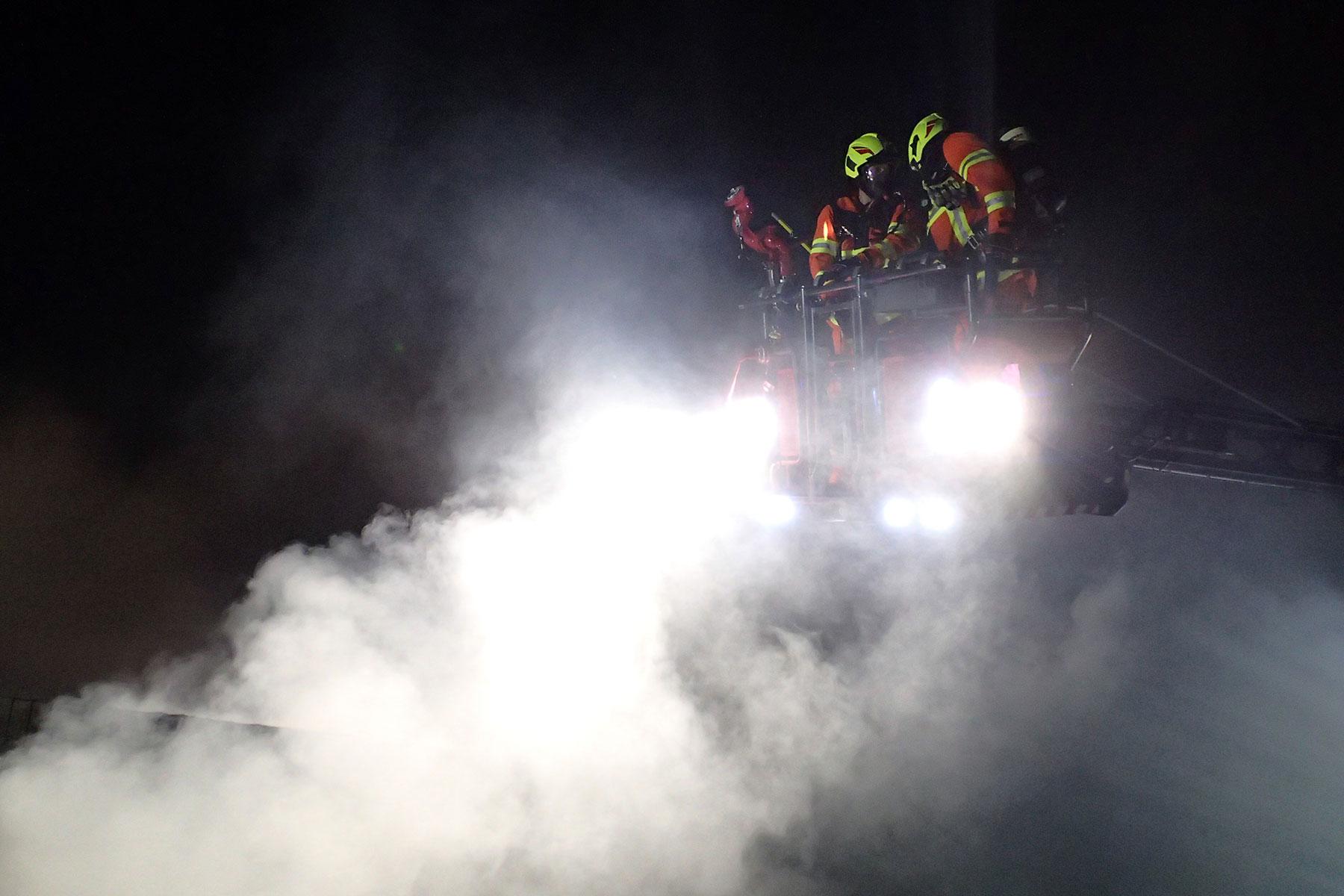 In Emmetten unterstützt die Stützpunktfeuerwehr Stans die Kameraden von Emmetten, Beckenried und Seelisberg beim Löschen eines Wohnhauses.