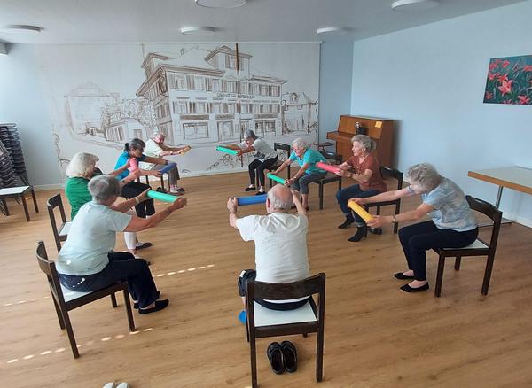 Seniorinnen und Senioren am Turnen