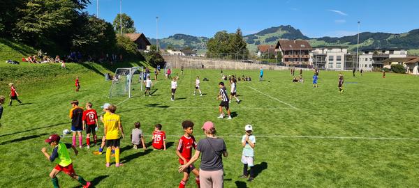 Beckenrieder Kinder spielen Fussball