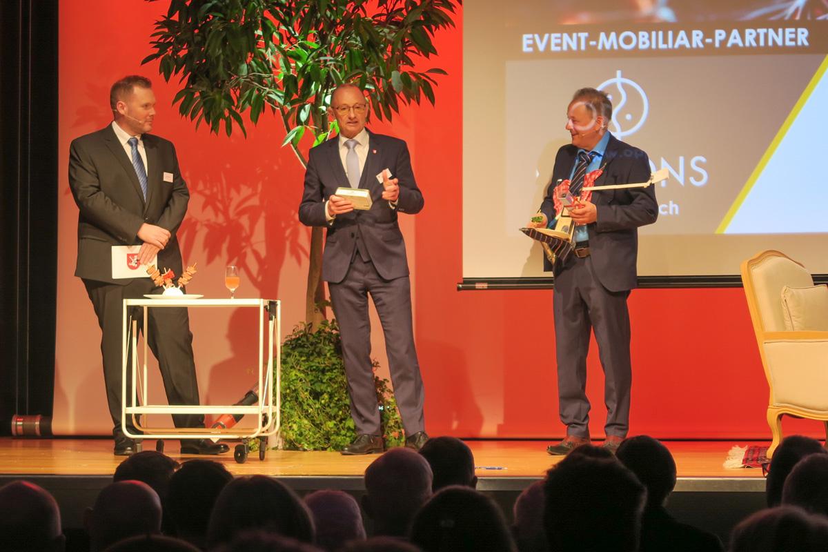 Moderator Stefan Siegenthaler und Stadtpräsident René Huber bedanken sich bei Stefan Heuss