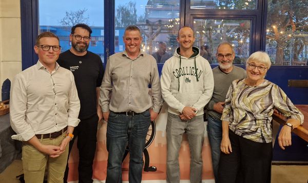 Bildlegende: Stadtrat Andreas Müller (3.v.l.) mit zwei der vier Gewinnerinnen und Gewinner (3.v.r. und 1.v r.), und Sponsoren und Projektpartnern.