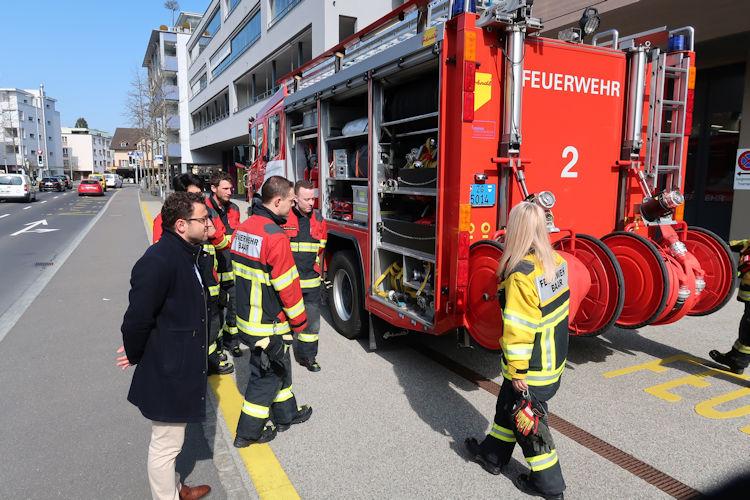 Die Neueingeteilten hören aufmerksam zu