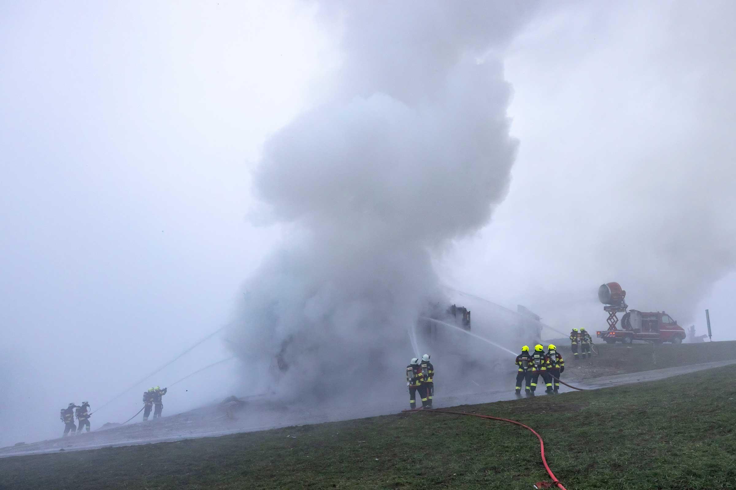 An Weihnachten brennen auf der Liegenschaft Eggberg oberhalb Beckenried drei Gebäude nieder. Aus Stans steht der mobile Grossventilator im Einsatz.