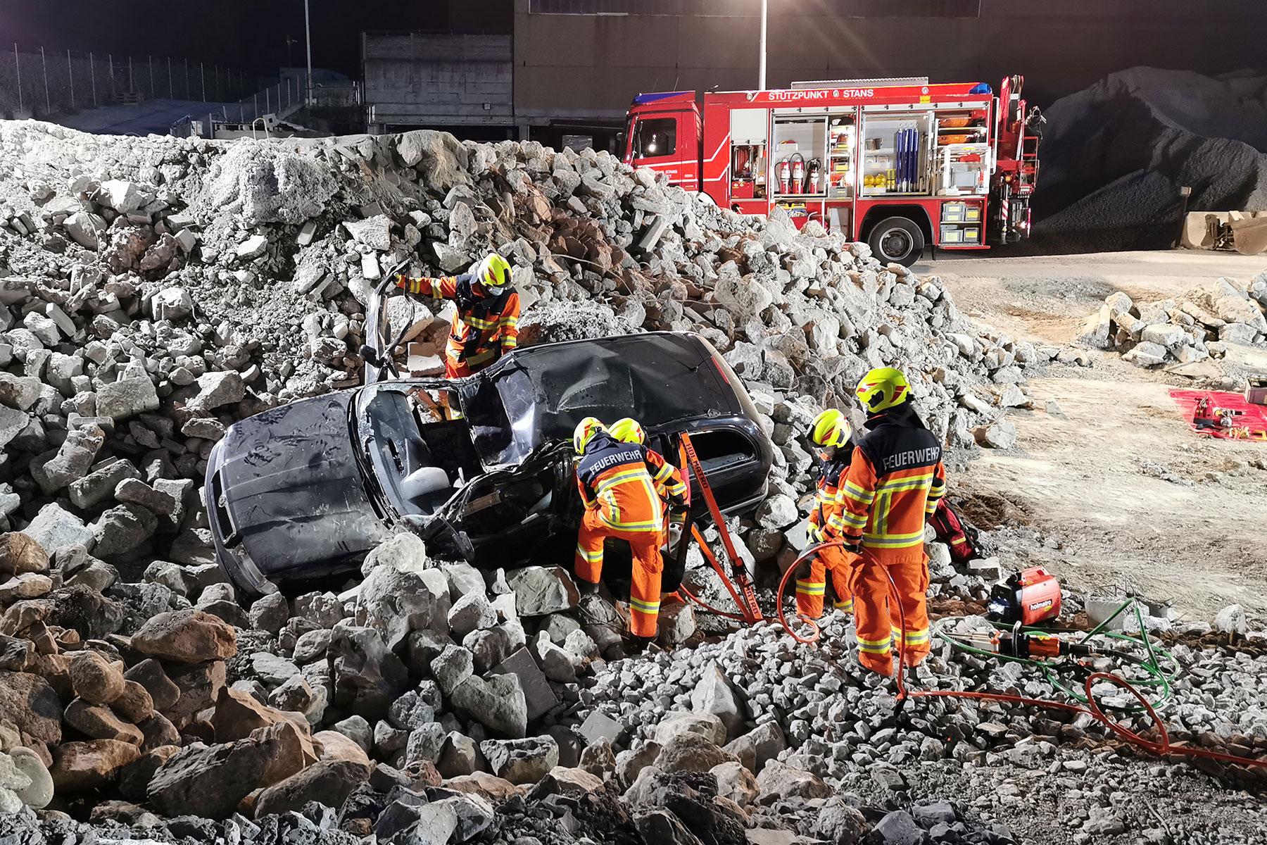 Die Strassenrettungsgruppe 1 übt im Steinbruch.