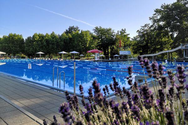 Blick über das Freibad Isenlauf in Bremgarten