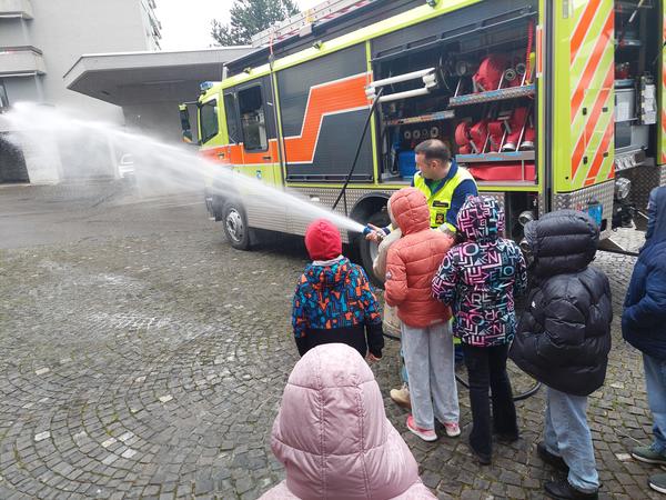 Die Kraft des Löschwassers beeindruckt alle
