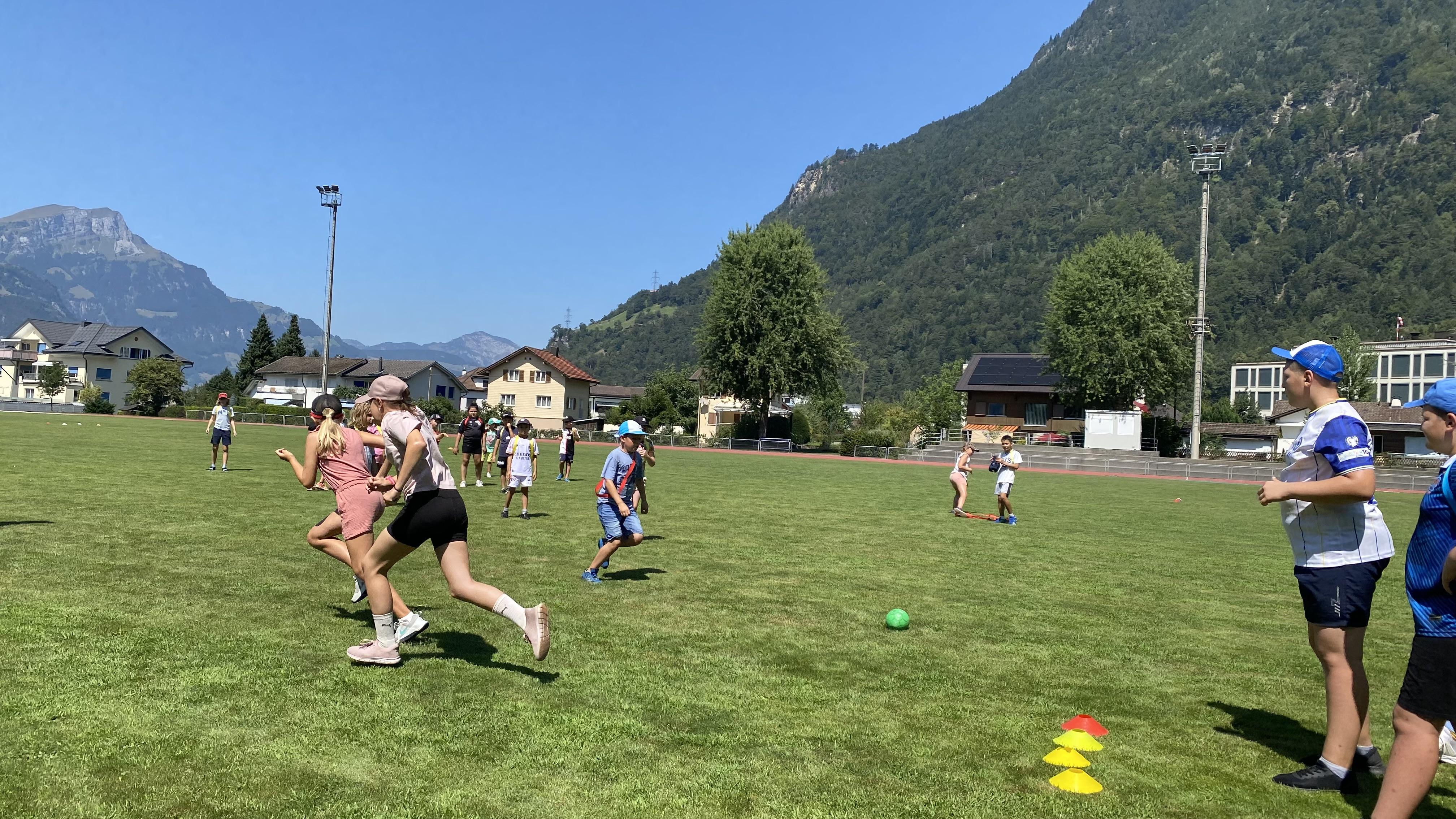 Bei Spiel und Sport kommen die Kinder schnell miteinander in Kontakt.