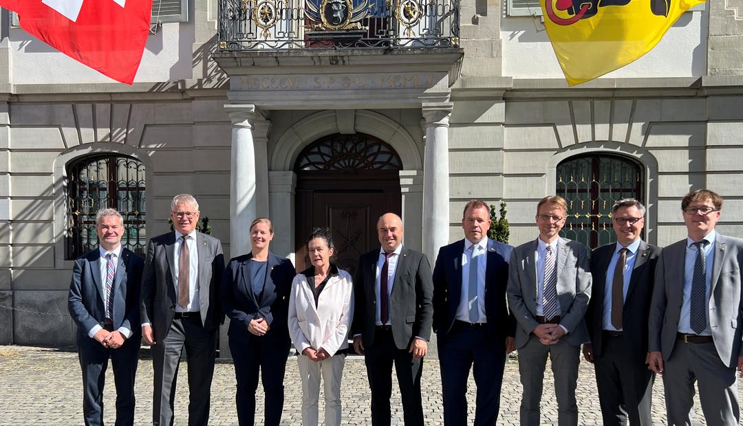 Landammann Daniel Furrer (Bildmitte) und der Gesamtregierungsrat mit Barbla Graf, der abtretenden Geschäftsleiterin der Patenschaft für Berggemeinden, beim Gruppenbild vor dem Rathaus.