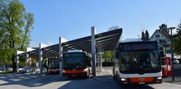 Busbahnhof Richterswil mit drei Bussen an den Haltekanten