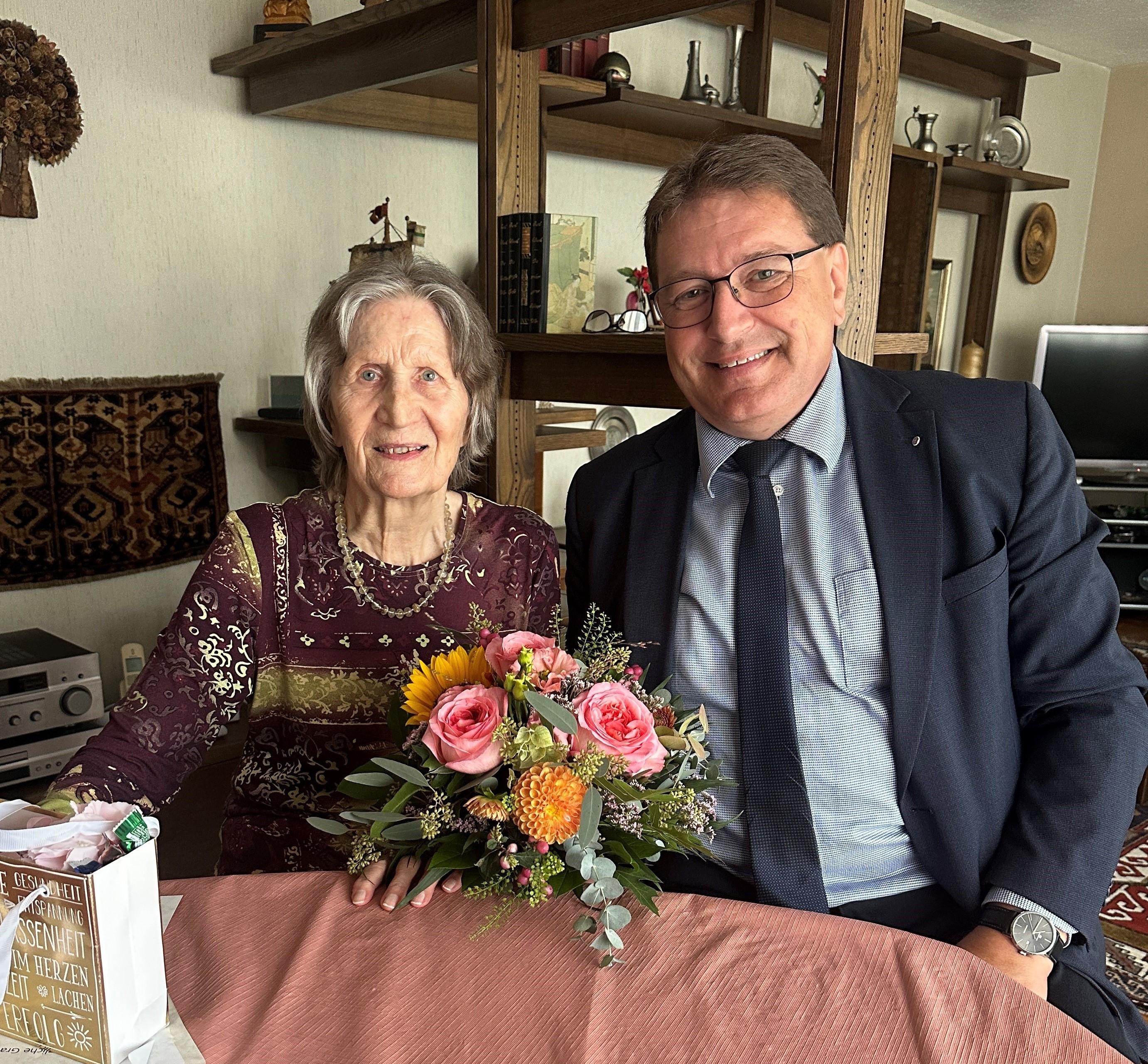 An einem schönen Herbsttag durfte Frau Görl die herzlichen Glückwünsche zu ihrem 90. Geburtstag entgegennehmen.
Der Gemeinderat gratuliert herzlichst!