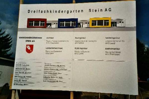 Die Baureklametafel kündigt die bevorstehenden Bauarbeiten an.