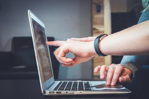 Bild zweier verschiedener Hände am Computer