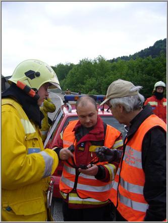 Absprache mit Einsatzleiter und ABC Offizier.