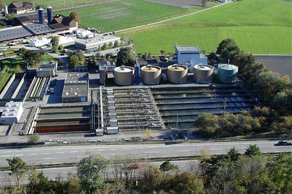 Luftaufnahme der ARA Chur,die Anlage befindet sich direkt an der Nationalstrasse beim Anschluss Chur Nord