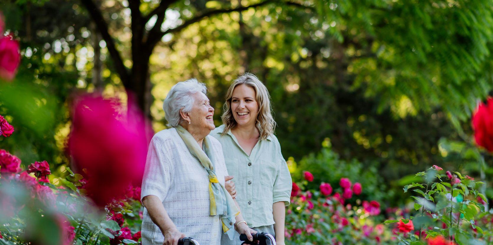 Senior avec une proche