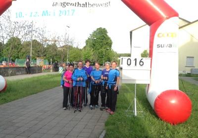 «Zäme bewege» - Das Motto zum diesjährigen «langenthal.bewegt» ist gut angekommen. Bereits am ersten Tag sind zahlreiche Gruppen zum gemeinsamen Minuten-Sammeln im Event-Zentrum «Kreuzfeld» angetreten. Selbstverständlich sind aber auch Einzelpersonen und individuelle Bewegungs-Aktionen jederzeit willkommen. Das Resultat der ersten 5 Stunden von «langenthal.bewegt» 2017 = 23'754 Bewegungsminuten. Zum Resultat vom Vorjahr fehlen somit noch rund 180'000 Minuten. Das schaffen wir!

Gruppen-Selfies finden Beachtung - Die Idee, von jeder Gruppe beim Antreten ein Foto zu schiessen und auf einen Grossbildschirm zu laden, kommt bei den Leuten gut an. Immer wieder werden die endlos abgespielten Bilder betrachtet und natürlich nehmen alle registrierten Gruppen am speziellen Wettbewerb teil.

Als erste unterwegs  Bereits am Vormittag ist die Klasse von Lehrer Hans Hofer zu einer ausgiebigen Bike-Tour gestartet. 24 Schüler/innen und ihr Lehrer waren zusammen viereinhalb Stunden unterwegs und haben so als Gruppe fast 7'000 Bewegungsminuten gesammelt. Bravo!

Aktive Stadtregierung  5 von 7 Gemeinderäten sind am späten Nachmittag auf den Fuss-Trail gegangen. Mit dabei Stadtpräsident, Vizestadtpräsident und  eigentlich fast von Amtes wegen  die Sportministerin. Während einer guten Stunde haben auch die Magistraten mit Bewegungsminuten zum Ergebnis beigetragen.

Die «wilden» Biker aus Aarwangen  Alle Jahre dabei sind auch die sportlichen Fahrer des Bike-Teams Muemetu. Mit ihren Hightech-Bikes und im einheitlichen Renndress waren sie bereits am ersten Tag nicht nur schnell, sondern auch lang unterwegs.

Qi Gong und Tai Chi Chuen  Völlig neue Bewegungsgefühle vermittelt Ralph Juchli mit seinen fernöstlichen Bewegungskünsten. Erfreulich viele Interessierte liessen sich von ihm in die Geheimnisse dieser hierzulande noch wenig bekannten Bewegungsformen einweihen. Aktiv mit dabei sogar die Berichterstatterin des «Tägus»; da sind wir gespannt auf die Live-Reportage.

Beliebte Angebote  Nach wie vor erleben die wiederum abwechslungsreich ausgeschilderten Trails für Läufer, Jogger, Walker und Wanderer einen guten Zuspruch. Immer mehr Leute sind aber auch per Bike unterwegs. Und auf dem «Kreuzfeld» selber wird natürlich  wie überall, wenn der Nachwuchs dabei ist  eifrig Fussball gespielt. Die Streetsoccer-Anlage ist jedenfalls permanent besetzt.

Die grössten Gruppen am ersten Tag waren die Boys vom Schülertraining der LVL mit über 30 Teilnehmenden, gleich zwei Junioren-Teams des FCL, die Radfahrergruppe der Pro Senectute und natürlich die eingangs erwähnte Schulklasse von Hans Hofer.