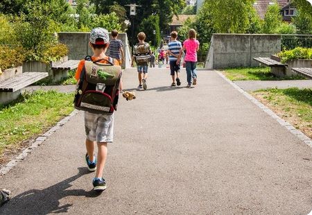 Schulkinder auf dem Schulweg