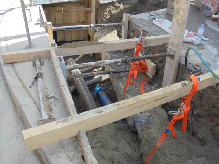 Werkleitungen, Wasser- und Gasleitung unter schwierigen Bedingungen verlegt