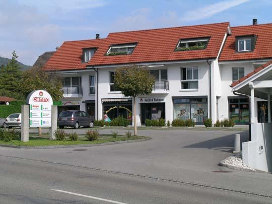 Es stehen vier Geschäfte zur Verfügung:
Drogerie / Bäckerei / Coiffeur / Beauty Center