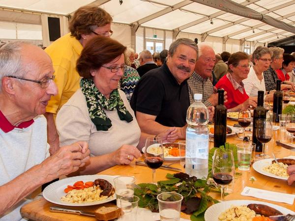 Konfirmanden bekochen Senioren