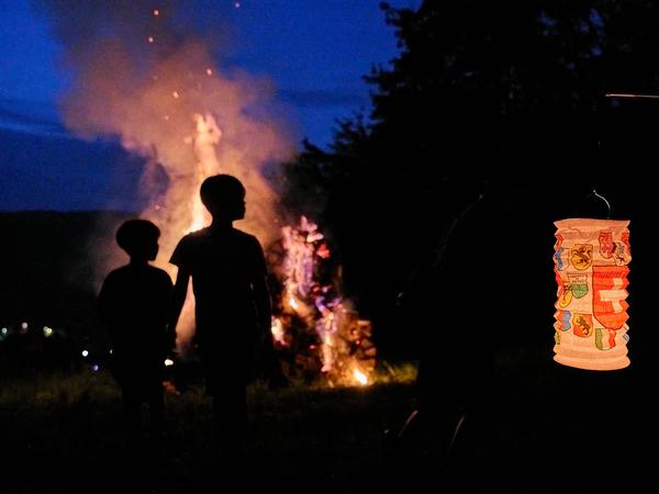 Symbolbild Bundesfeier mit Höhenfeuer und Lampion