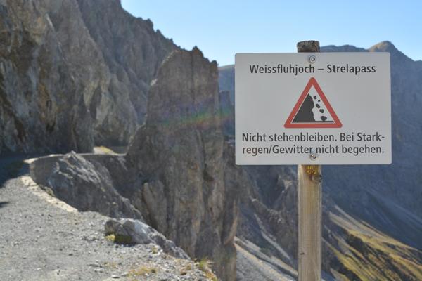 Der Felsenweg ist ein alpiner Weg mit den dazugehörenen Gefahren. Die Hinweistafel weist darauf hin.