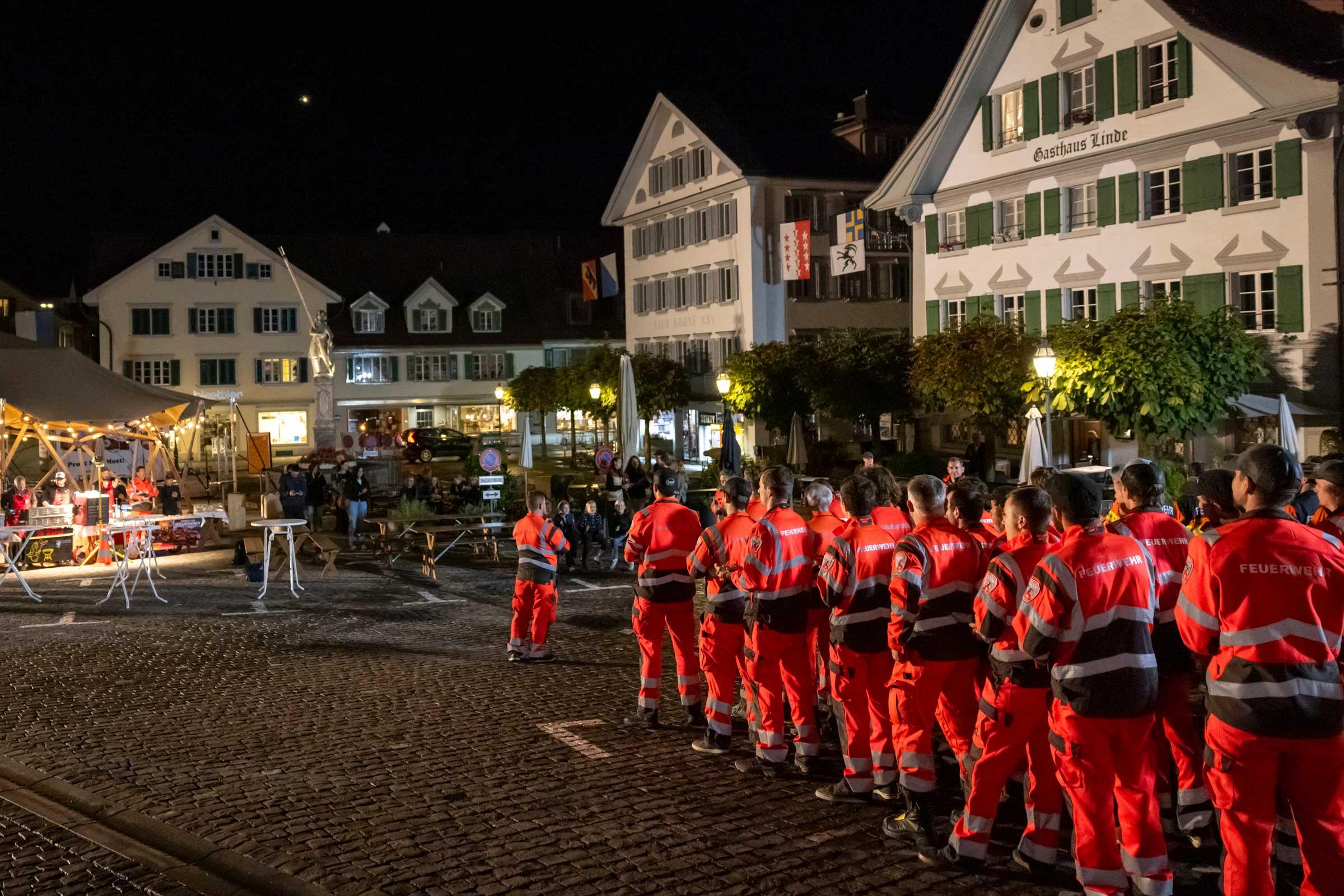 Zum Abtreten nach der Probe stellen sich die zwei Einsatzzüge auf.