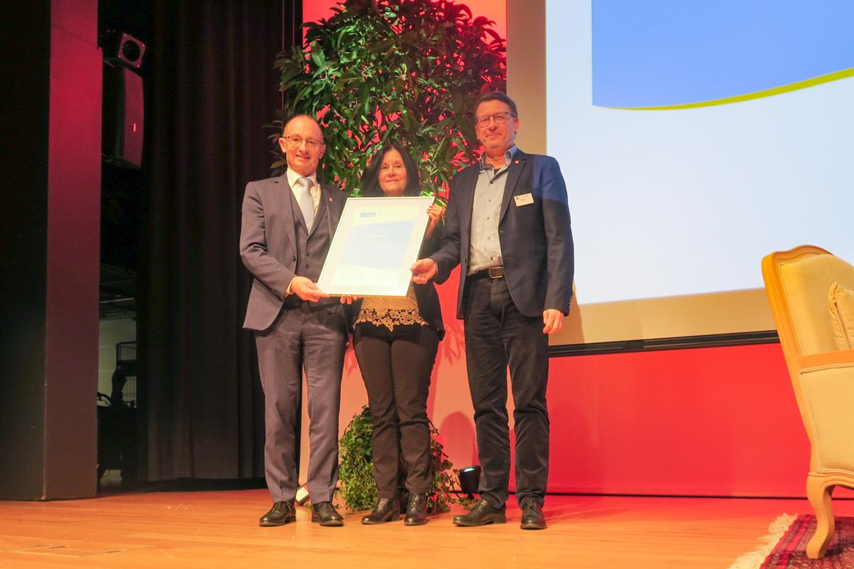 v.l. Stadtpräsident René Huber, Stadträtin Gaby Kuratli und Stadtrat Roger Isler nehmen das «Energiestadt Gold»-Label entgegen