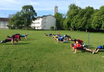«Zäme bewege» - Das Motto zum diesjährigen «langenthal.bewegt» ist gut angekommen. Bereits am ersten Tag sind zahlreiche Gruppen zum gemeinsamen Minuten-Sammeln im Event-Zentrum «Kreuzfeld» angetreten. Selbstverständlich sind aber auch Einzelpersonen und individuelle Bewegungs-Aktionen jederzeit willkommen. Das Resultat der ersten 5 Stunden von «langenthal.bewegt» 2017 = 23'754 Bewegungsminuten. Zum Resultat vom Vorjahr fehlen somit noch rund 180'000 Minuten. Das schaffen wir!

Gruppen-Selfies finden Beachtung - Die Idee, von jeder Gruppe beim Antreten ein Foto zu schiessen und auf einen Grossbildschirm zu laden, kommt bei den Leuten gut an. Immer wieder werden die endlos abgespielten Bilder betrachtet und natürlich nehmen alle registrierten Gruppen am speziellen Wettbewerb teil.

Als erste unterwegs  Bereits am Vormittag ist die Klasse von Lehrer Hans Hofer zu einer ausgiebigen Bike-Tour gestartet. 24 Schüler/innen und ihr Lehrer waren zusammen viereinhalb Stunden unterwegs und haben so als Gruppe fast 7'000 Bewegungsminuten gesammelt. Bravo!

Aktive Stadtregierung  5 von 7 Gemeinderäten sind am späten Nachmittag auf den Fuss-Trail gegangen. Mit dabei Stadtpräsident, Vizestadtpräsident und  eigentlich fast von Amtes wegen  die Sportministerin. Während einer guten Stunde haben auch die Magistraten mit Bewegungsminuten zum Ergebnis beigetragen.

Die «wilden» Biker aus Aarwangen  Alle Jahre dabei sind auch die sportlichen Fahrer des Bike-Teams Muemetu. Mit ihren Hightech-Bikes und im einheitlichen Renndress waren sie bereits am ersten Tag nicht nur schnell, sondern auch lang unterwegs.

Qi Gong und Tai Chi Chuen  Völlig neue Bewegungsgefühle vermittelt Ralph Juchli mit seinen fernöstlichen Bewegungskünsten. Erfreulich viele Interessierte liessen sich von ihm in die Geheimnisse dieser hierzulande noch wenig bekannten Bewegungsformen einweihen. Aktiv mit dabei sogar die Berichterstatterin des «Tägus»; da sind wir gespannt auf die Live-Reportage.

Beliebte Angebote  Nach wie vor erleben die wiederum abwechslungsreich ausgeschilderten Trails für Läufer, Jogger, Walker und Wanderer einen guten Zuspruch. Immer mehr Leute sind aber auch per Bike unterwegs. Und auf dem «Kreuzfeld» selber wird natürlich  wie überall, wenn der Nachwuchs dabei ist  eifrig Fussball gespielt. Die Streetsoccer-Anlage ist jedenfalls permanent besetzt.

Die grössten Gruppen am ersten Tag waren die Boys vom Schülertraining der LVL mit über 30 Teilnehmenden, gleich zwei Junioren-Teams des FCL, die Radfahrergruppe der Pro Senectute und natürlich die eingangs erwähnte Schulklasse von Hans Hofer.