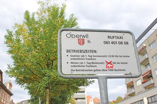 Hinweisschild am Ruftaxi-Stand