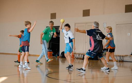 Menschen in einer Turnhalle