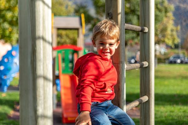 Enfant qui joue au jardin d'enfant