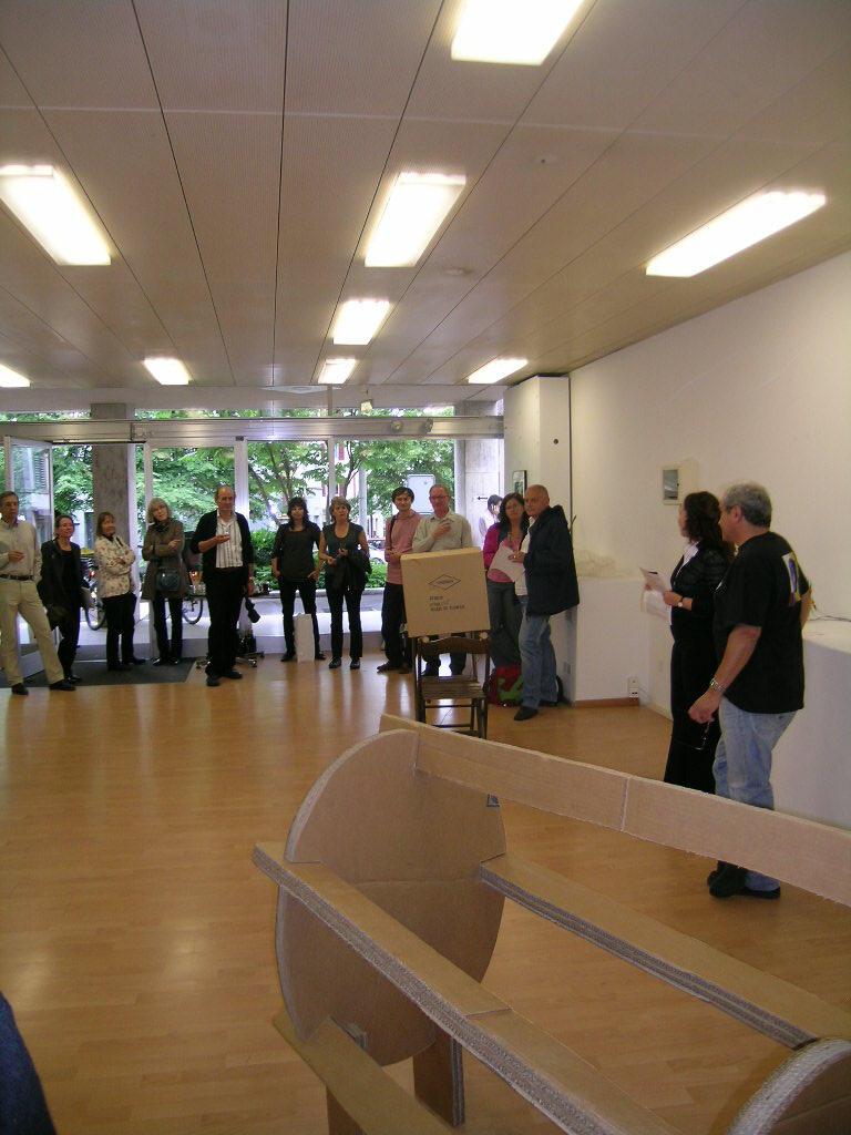Quido Sen, 9. Juni - 4. Juli 2009 
„Quido Sen – Laboratorium für Zukunftsmanipulation“

Die Ausstellung „Laboratorium für Zukunftsmanipulation zeigte auf zwei Geschossen des Raumes Haus Zentrum verschiedene Installationen von Quido Sen, die Erdgeschoss und Keller visuell und akustisch miteinander verbinden. Quido Sens surreale und poetische Raum- und Klanginstallationen bestehen aus tierähnlichen objets trouvés oder quasilebendigen Objekten aus Industrieabfällen, die zunächst stumm und unbeweglich scheinen, plötzlich zu atmen oder zu klingen beginnen und sogar auf den Besucher reagieren. Dank computergesteuerten Einrichtungen haucht Sen Alltagsobjekten - Metallröhren, Schläuchen, Glasgefässen u.a. - Leben ein und zeigt auf eine spielerische Art ihre sinnliche und bedrohliche Seite.

Quido Sens künstlerische Thema ist die Manipulation: So wie unsere Wirklichkeit ständig von Politik und Medien, Wirtschaft und Werbung, Entscheidungsträgern und Meinungsmachern manipuliert wird, steuert Sen gezielt die Wahrnehmung der Besucher, indem er seine Fundobjekte künstlich zum Leben erweckt. Einige Objekte erinnern an ausserirdische Lebewesen, die wie von einer höheren Macht gesteuert werden. Andere Werke reagieren auf den Besucher, indem sie piepsen, stöhnen oder sich bewegen. Quido Sens Interventionen thematisieren unsere Welt als ein Spiegelkabinett von Manipulationen.

Quido Sen wurde 1948 in Ostrava (Tschechische Republik) geboren und kam 1969 in die Schweiz. An der CVUT Prag und der ETH Zürich (als Elektroingenieur) absolvierte er seine Ausbildung. Seine künstlerische Tätigkeit umfasst interaktive Installationen und Objekte, akustische Projekte und raumbezogene Arbeiten. Er lebt und arbeitet seit 30 Jahren in Zug.