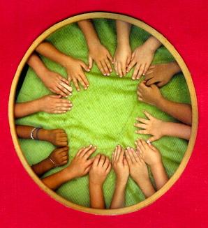 Kinderhände, im Kreis liegend