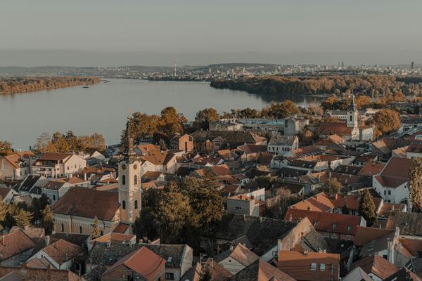 Luftbild des historischen Stadtteils Zemun in Belgrad