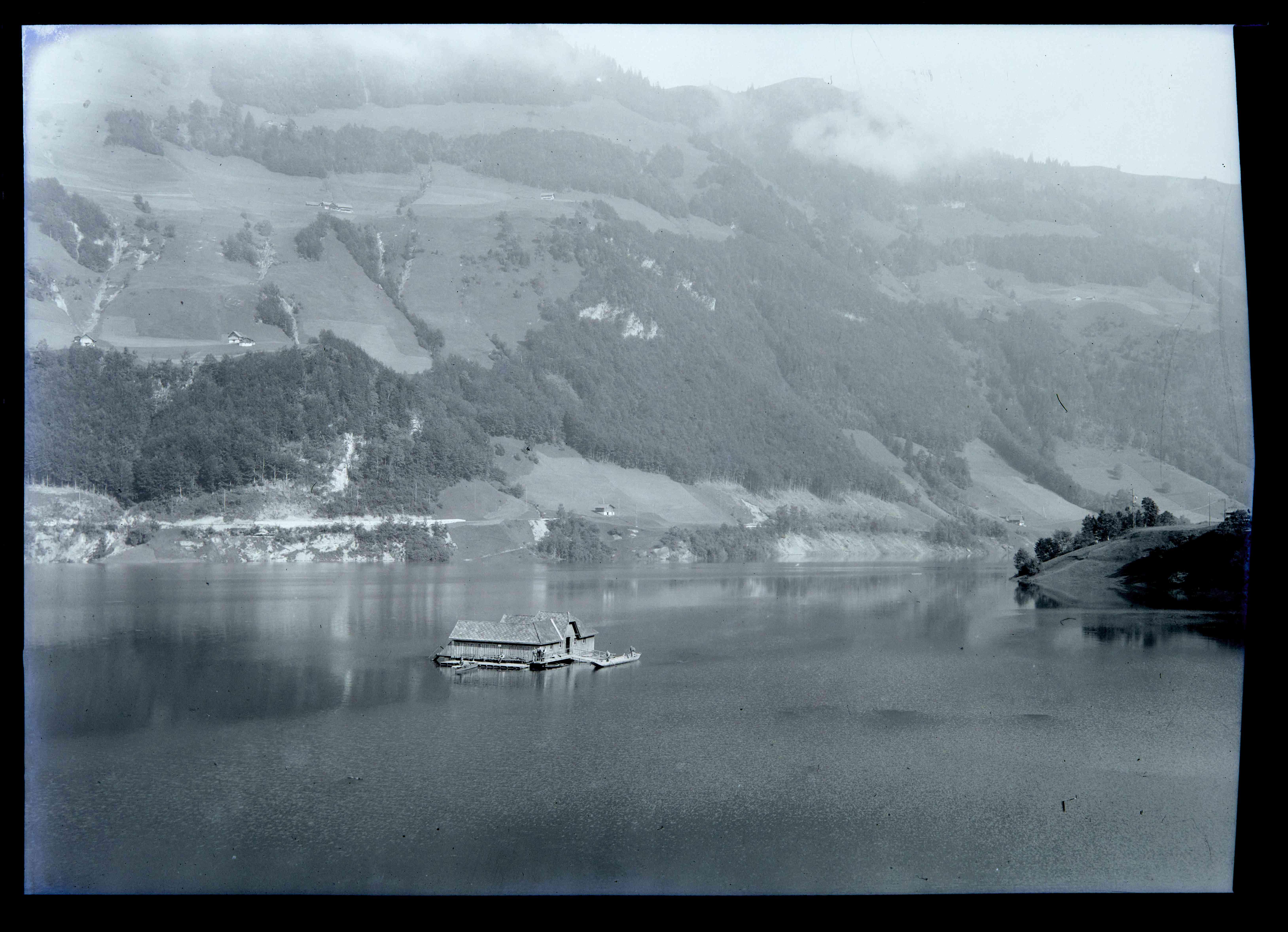 Seebad Lungern schwimmt