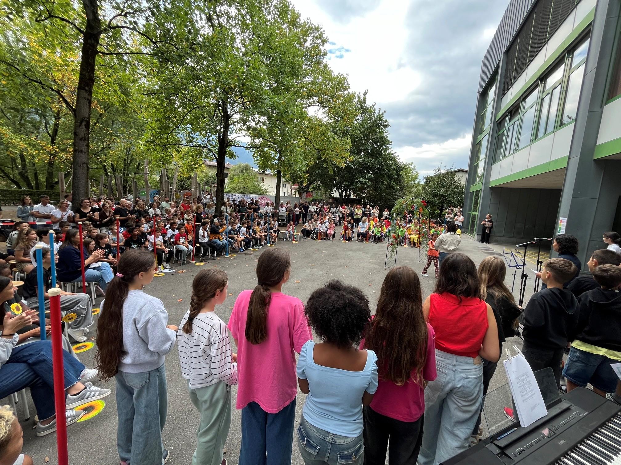 Gemeinsamer Schulstart auf dem Pausenplatz