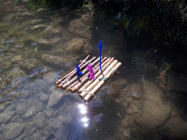 Nachdem jedes Kind im TTG ein selber geplantes Floss aus verschiedenen Materialien gebaut hat, war nun der spannende Moment gekommen: Welche Flösse schwimmen auf dem Wasser?