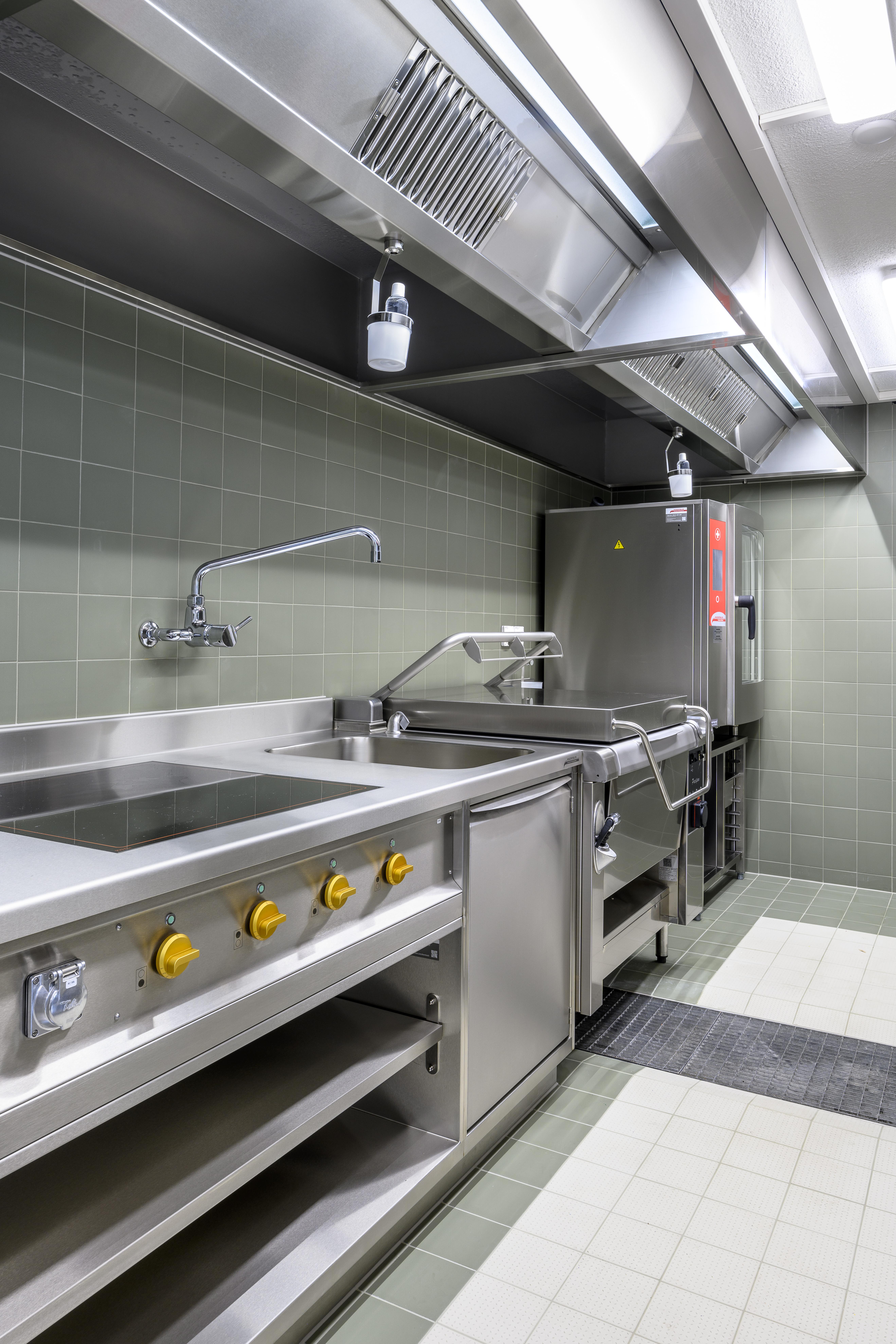 Die Küche ist mit Steamer, Bräter, Induktionsherd oder Friteuse auf den neuesten Stand.