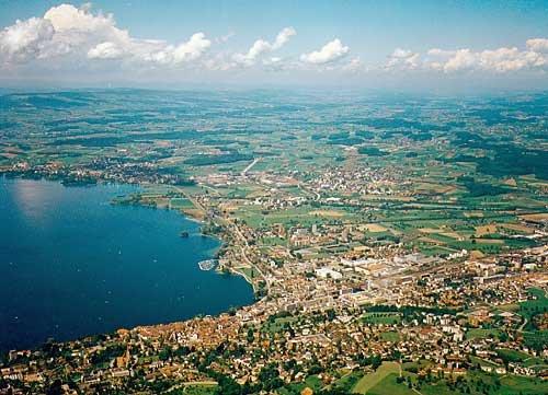 Die Stadt Zug mit Blick gegen Westen, wo sich  Steinhausen, Cham und Hünenberg  der so genannte Ennetsee  befindet. Am Horizon der Lindenberg (Kanton Aargau).